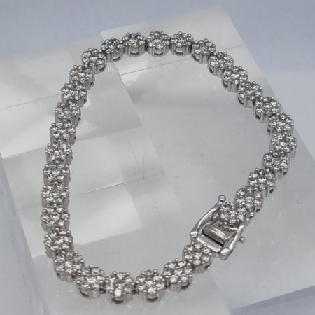 18ct WG Flower Cluster Diamond Bracelet