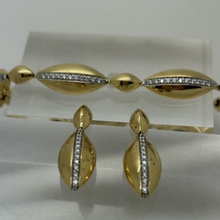 18ct Diamond Bracelet and Earrings Set